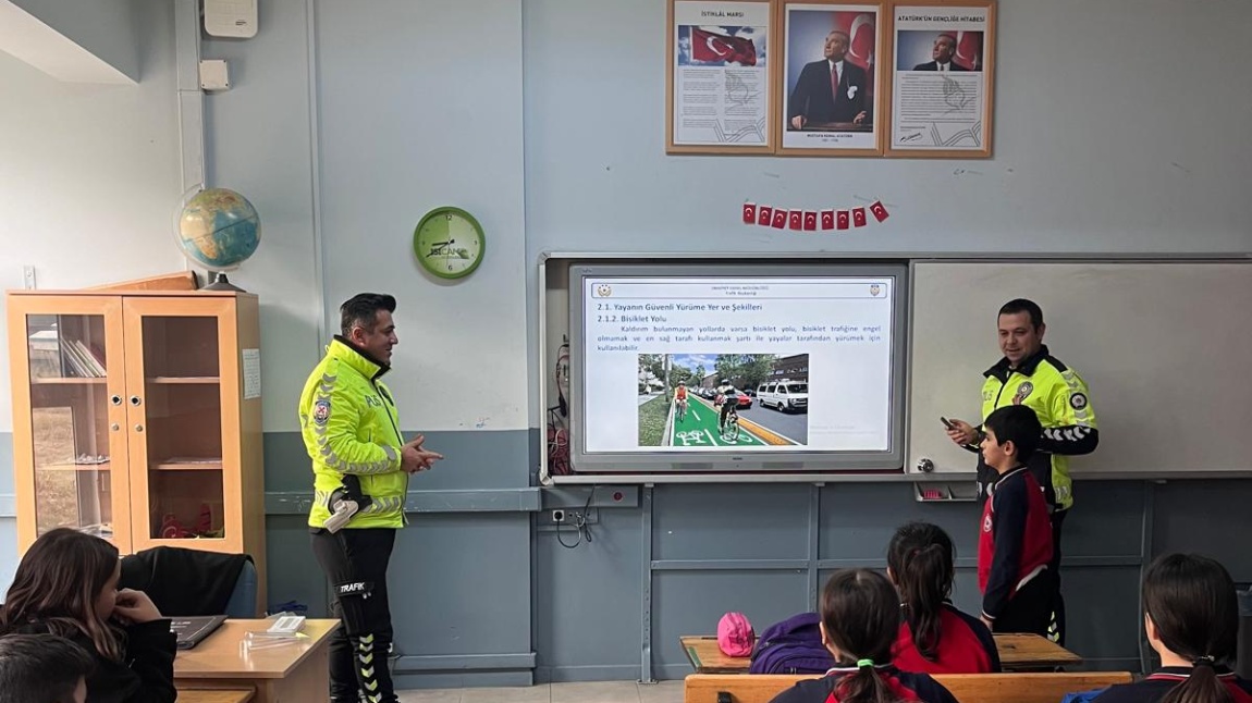 Trafik Polislerimiz Okulumuzda Öğrencilerimize Trafik Eğitimi Verdi...